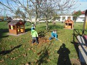 Uklízíme listí na zahrádce